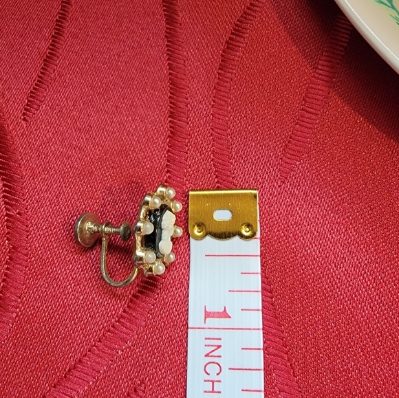 Vintage Cameo Gold Pearl Clip on earrings - Picture 7 of 7